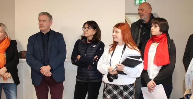 photo  aux côtés de frédéric léveillé et de nathalie goulet, les deux jeunes volontaires en service civique : camille gaillard et camille echaniz.  &copy;  ouest-france 