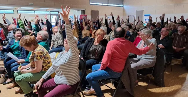 photo  hélène souty, kinésithérapeute, a expliqué quelques exercices que des volontaires et même tout le public ont repris bien volontiers.  &copy;  ouest-france 