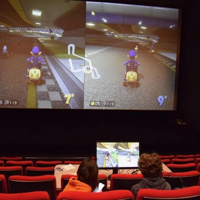 photo des habitants ont déjà expérimenté les jeux vidéo sur grand écran, au cinéma le kid, à la flèche.  ©  archives salon du jeu vidéo de la flèche