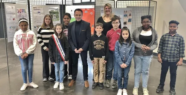 photo  une partie du nouveau conseil municipal des jeunes, réunie autour de lily duvauchelle, la maire élue, nicolas leudière, le maire de la ville, esther lebouleux, adjointe aux affaires scolaires, lors de l’élection organisée en public, salle madeleine-marie, mercredi 12 avril 2023, à sablé-sur-sarthe.  &copy;  ouest-france 