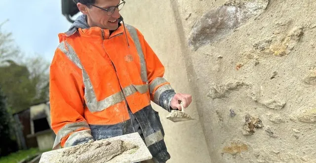 photo  julien gillet enduit à la chaux le mur d’une maison.  &copy;  ouest-france 