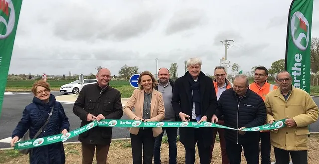 photo  véronique cantin, maire et les représentants du département ont inauguré le giratoire au croisement de la rd 47 - rd 197.   &copy;  le maine libre 