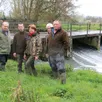 photo aux abords du pont barrage, claudine brisoux (au centre), entourée, à sa gauche, d’hubert marchand, philippe anfray, et, à sa droite, françois bolzinger et nicolas bouttier.