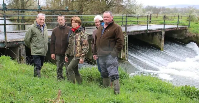 photo  aux abords du pont barrage, claudine brisoux (au centre), entourée, à sa gauche, d’hubert marchand, philippe anfray, et, à sa droite, françois bolzinger et nicolas bouttier.  &copy;  ouest-france 