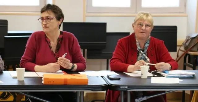 photo  catherine foulard, (2e à droite), entourée, à sa droite, de maryline sangleboeuf, à sa gauche, de nicole goumas et liliane jamin, respectivement présidente et trésorière du club de secteur les portes du maine normand.  &copy;  ouest-france 