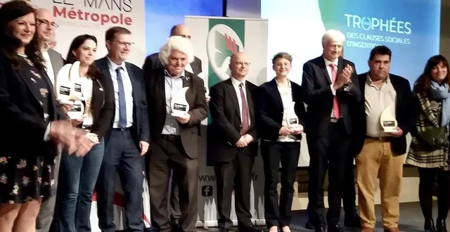 photo  le maire alain grémillon a reçu le trophée au mans.  &copy;  mairie de lombron 