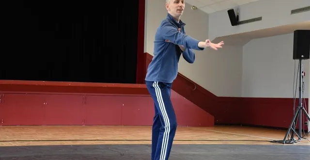 photo  sylvain riéjou, danseur et chorégraphe sabolien, était en résidence à la salle des fêtes de solesmes pour préparer son prochain spectacle : « je badine avec l’amour ».  &copy;  le maine libre 