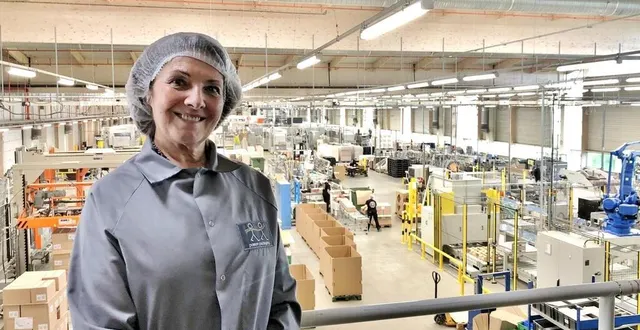 photo  sylvie cazenave-péré, la présidente de posson packaging, sur le site de l’entreprise, à louailles, près de sablé-sur-sarthe.  &copy;  ouest-france 