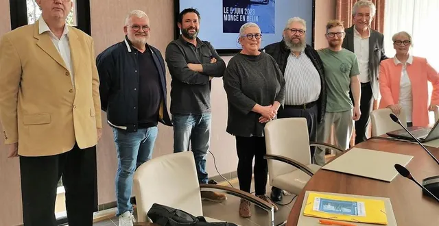 photo  laurent gautier, philippe coutant, emmanuel maillard, irène boyer, patrick gautier, romain blot, jean-luc bouttier et sylvaine stora préparent la première édition de « moncé en vroom ».  &copy;  le maine libre 
