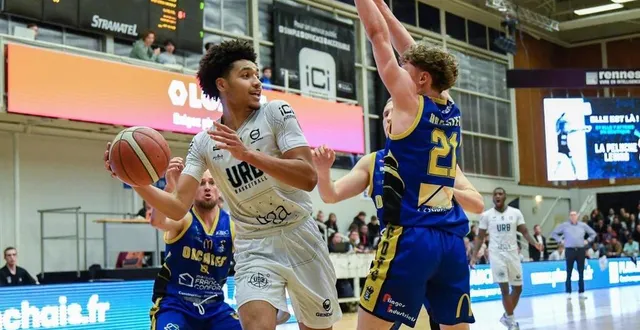 photo  le rennais guillaume eyango et le vitréen tom hyenne ont déjà la tête aux playoffs.  &copy;  jocelyne régent / ouest-france 