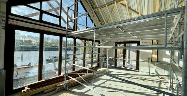 photo  angers, rue larrey, 13 avril 2023. le bâtiment et ses extérieurs sont en cours de finition. le futur exploitant disposera d’une surface de 183 m², répartie dans l’ancien restaurant et une extension de même dimension, face à la maine orientés sud-est.  &copy;  co – anthony pasco 