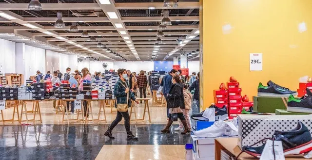 photo  le hangar ouvre 1 000 m2 de magasin éphémère à la chapelle-saint-aubin.  &copy;  le hangar ventes privées 