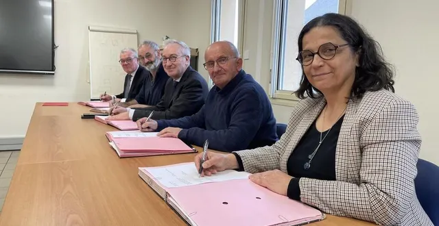 photo  pour les élus de la ferté-bernard et tuffé-val-de-la-chéronne, cette convention est idéale pour dynamiser leurs communes.  &copy;  le maine libre 