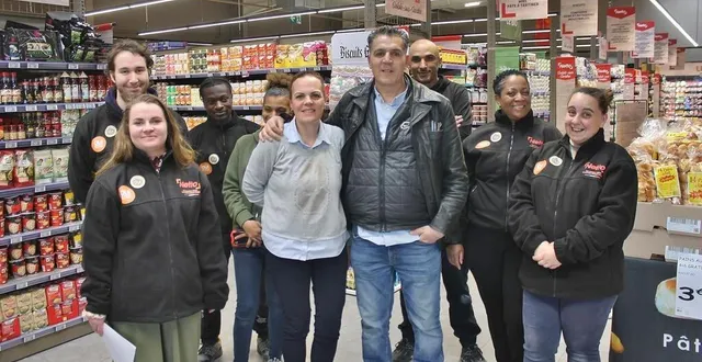 photo  delphine et halim bouderaoui, entourés d’une partie de leurs employés, mardi 18 avril 2023, à la veille de l’ouverture du magasin netto, route de la flèche, à sablé-sur-sarthe.  &copy;  ouest-france 