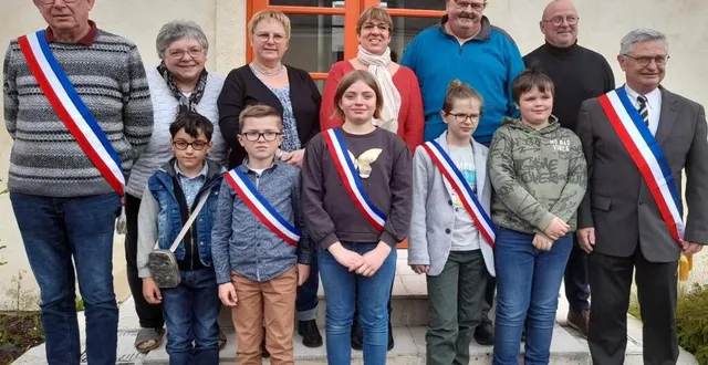 photo  les jeunes élus de vallon-sur-gée posent entourés de leurs aînés.  &copy;  le maine libre 