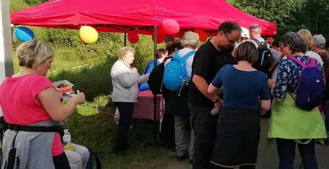 photo  en randonnée gourmande, les participants font des arrêts pour manger des produits locaux.  &copy;  ouest-france 