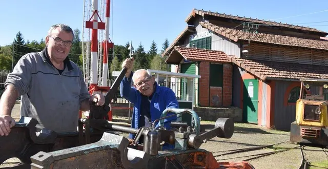 photo  les efforts de denis et gaston ont fini par payer : le moteur de la future locomotive à vapeur démarre.   &copy;  le maine libre 