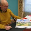 photo  jacky marchand, maire de trangé, présente le plan établi par la société d’architectes pharo pour réaliser les tribunes et vestiaires au nouveau terrain de football. 