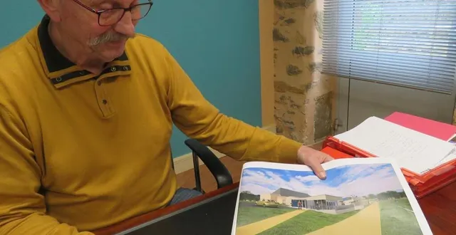 photo  jacky marchand, maire de trangé, présente le plan établi par la société d’architectes pharo pour réaliser les tribunes et vestiaires au nouveau terrain de football.  &copy;  le maine libre 