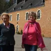 photo  a avoise, hélène du peyroux et sa fille nathalie le brethon font visiter le château de dobert. 