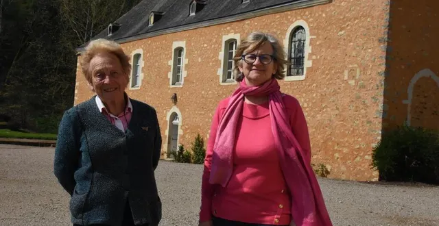 photo  a avoise, hélène du peyroux et sa fille nathalie le brethon font visiter le château de dobert.  &copy;  le maine libre 