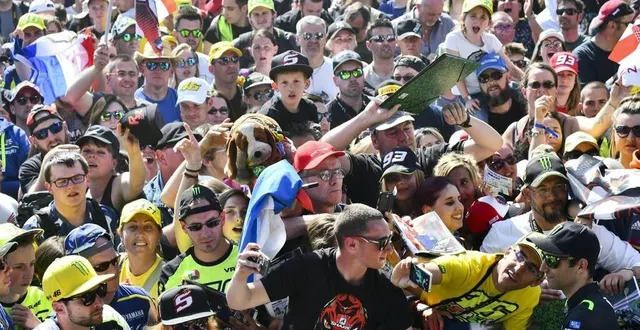 photo  le public répond toujours présent sur le circuit bugatti au grand prix de france moto.  &copy;  archives le mane libre – denis lambert 