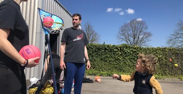 photo  sous le soleil, édouard, bientôt 4 ans, a beaucoup apprécié le micro-basket.  &copy;  ouest-france 