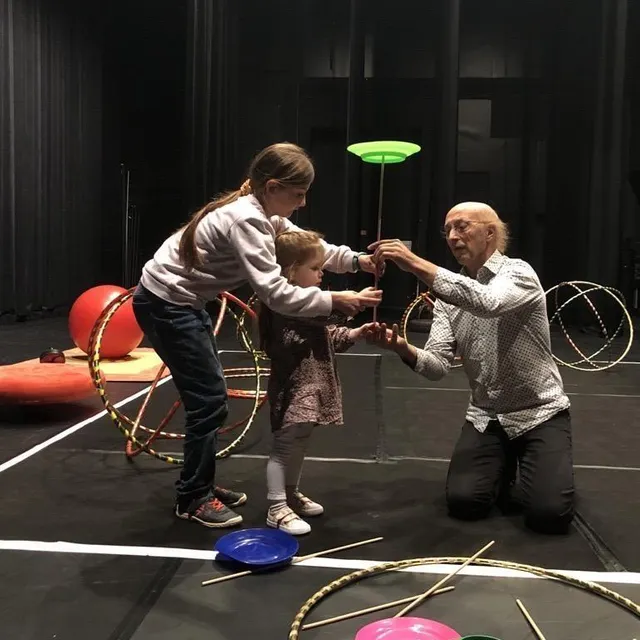 photo loeiza, 11 ans, aide sa cousine lucie, 3 ans, à tenir une assiette au bout d’un bâton.  ©  ouest-france