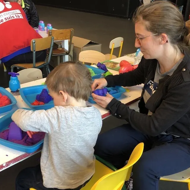 photo nino, 2 ans et demi, a découvert le sable cinétique.  ©  ouest-france