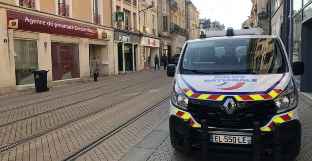 photo  un camion de police était garé ce jeudi 20 avril 2023, rue gambetta au mans (sarthe), à quelques mètres de l’immeuble où le corps de la jeune femme a été retrouvé.  &copy;  ouest-france 
