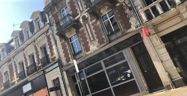 photo  le corps de la jeune femme a été retrouvé au 3e étage de cet immeuble, situé rue gambetta, dans le centre-ville du mans (sarthe).  &copy;  ouest-france 