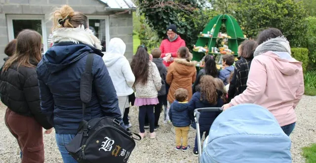 photo  à l’entrée du madrigal, l’organisateur de la chasse aux œufs hervé frelon présente le programme de la journée aux enfants du belvédère.  &copy;  ouest-france 