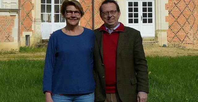 photo  isabelle et fabrice hugot devant le château de cogners.  &copy;  ouest-france 