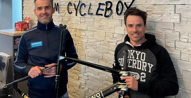 photo  simon barbier (à droite), cofondateur de la société atom cycling et mathieu joubert, directeur du magasin cyclebox, posent avec un cadre de vélo gravel de la marque seventy two créée en sarthe.  &copy;  cyclebox 