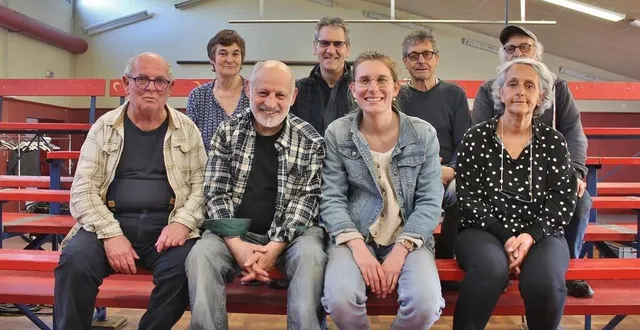 photo  une partie de la troupe des vilains qui se produira avec la nouvelle pièce « sous les pavés… la coloc' », à la salle polyvalente jean-drouet de parcé-sur-sarthe.  &copy;  ouest-france 