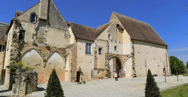 photo  une nouvelle exposition démarre au prieuré de vivoin.  &copy;  archives le maine libre – yvon loué 
