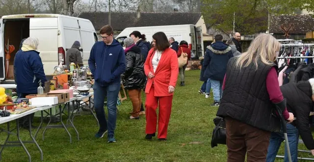 photo  les visiteurs ont répondu présents à cette belle brocante.  &copy;  le maine libre 
