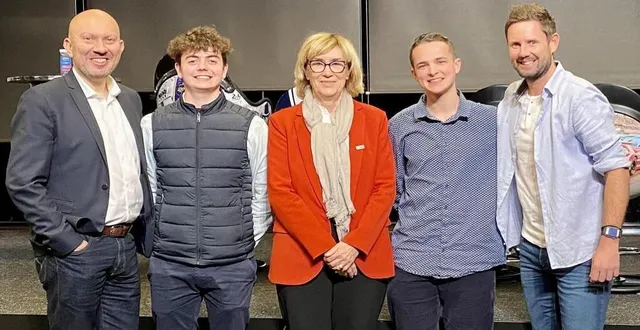 photo  olivier sasso, conseiller départemental; mathis poulet, jeune talent de la sarthe 2023; véronique rivron, conseillère départementale; mattéo lebreton, jeune talent de la sarthe 2022, et jean-charles rioton, éducateur sportif à l’anille braye tennis et nouvel ambassadeur de la sarthe.  &copy;  anille braye tennis 