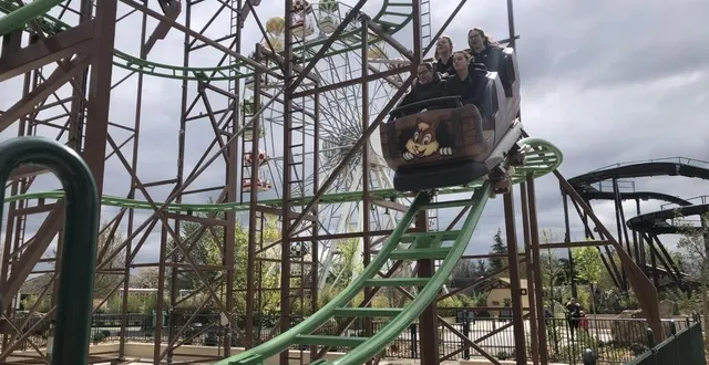 photo  le speedy nuts, le nouveau manège à sensation de papéa.  &copy;  archives le maine libre 