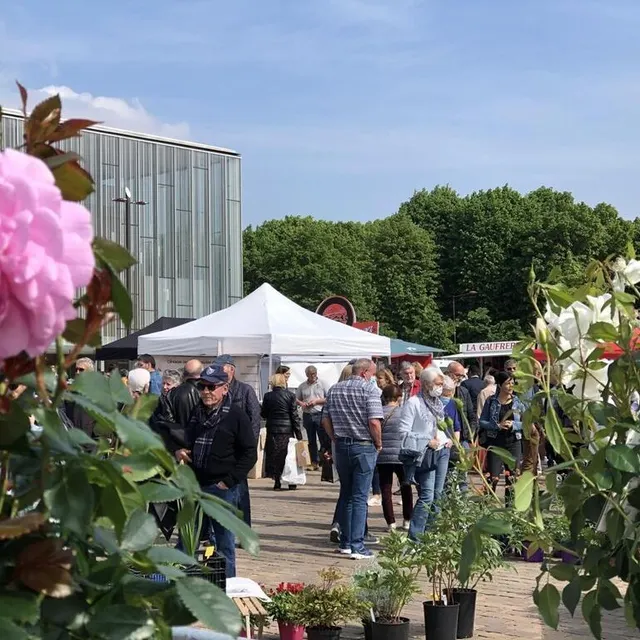 photo à fleurisse’mans, sur l’esplanade des jacobins, mieux ne vaut pas arriver trop tard 2022.  ©  archives le maine libre
