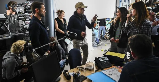 photo  le mans, vendredi 21 avril 2023. philippe dajoux, le réalisateur à la casquette, donne ses consignes aux acteurs, jason priestley, éléonore bernheim.  &copy;  le maine libre – denis lambert 