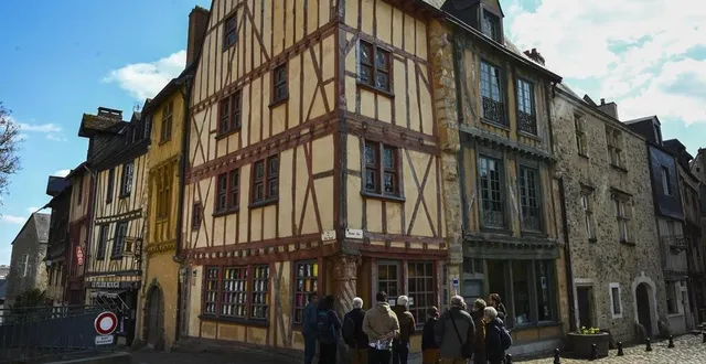 photo  la maison du pilier rouge qui abrite l’office de tourisme offre un bel exemple d’élégante façade à colombages.  &copy;  photo le maine libre – denis lambert 