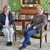 photo nathalie le brethon et sa mère, hélène du peyroux, dans le grand salon du château de dobert, appartenant à leur famille depuis la fin du xve siècle, à avoise.