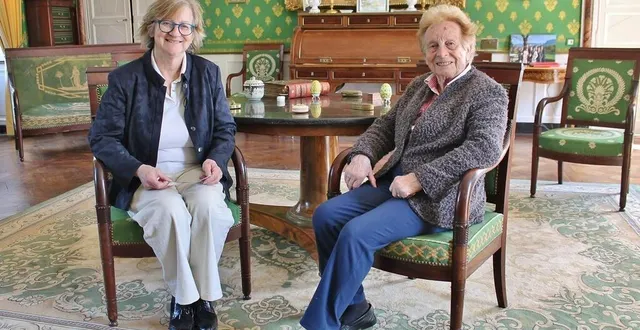 photo  nathalie le brethon et sa mère, hélène du peyroux, dans le grand salon du château de dobert, appartenant à leur famille depuis la fin du xve siècle, à avoise.  &copy;  ouest-france 