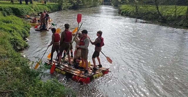 photo  la descente de l’huisne pour les scouts de la ferté-bernard (sarthe) sur les radeaux qu’ils ont construits eux-mêmes pour l’occasion.  &copy;  scouts 