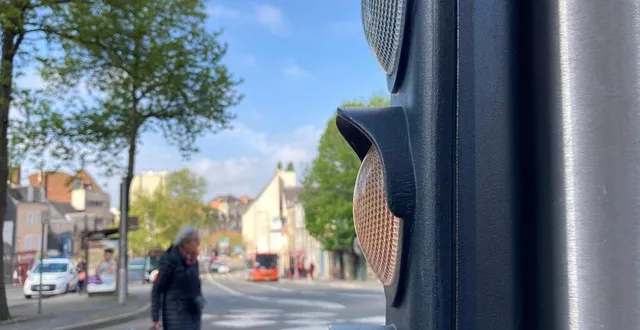 photo  le feu orange (ou feu jaune) signale aux conducteurs que le feu est sur le point de passer au rouge.  &copy;  archives le maine libre 
