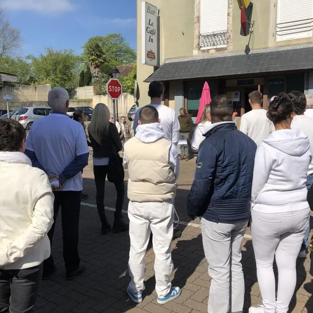 photo le cortège, composé de 200 personnes, s’est arrêté devant le café’in, à coulans-sur-gée (sarthe), bar que la quinquagénaire a tenu avec son ex-mari de 2006 à 2017.  ©  ouest-france