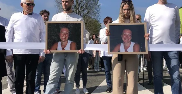 photo  en première ligne ce samedi 22 avril à coulans-sur-gée, le père, les enfants et le frère de nelly ferron lui ont rendu hommage lors d’une marche blanche qui a rassemblé 200 personnes.  &copy;  le maine libre 