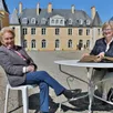 photo hélène du peyroux et sa fille nathalie le brethon dans la cour de château de dobert, à avoise.