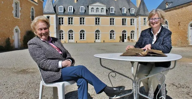photo  hélène du peyroux et sa fille nathalie le brethon dans la cour de château de dobert, à avoise.  &copy;  ouest-france 